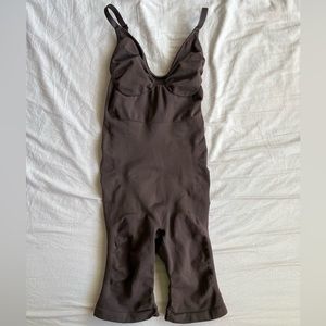 SKIMS Sculpting Bodysuit Mid Thigh W. Open Gusset, cocoa S/M